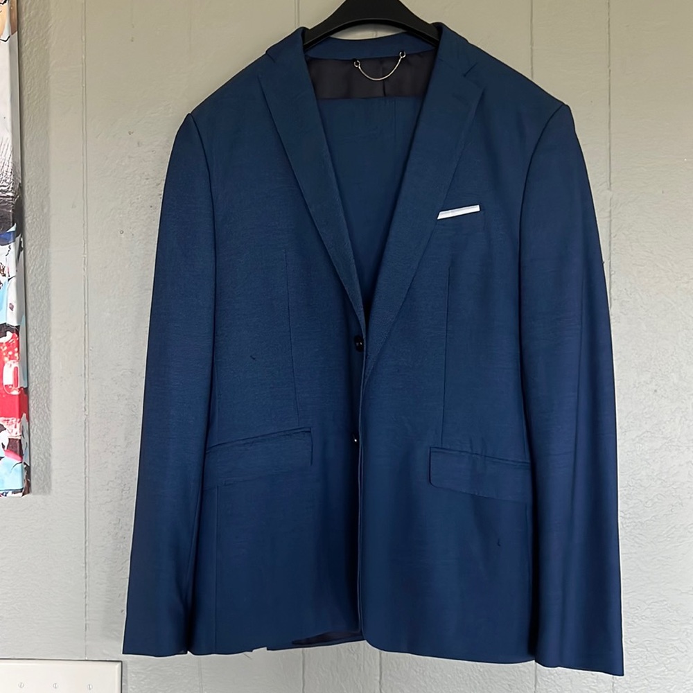 Zara suit in great condition; skinny fit